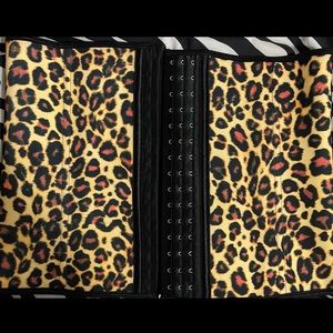 Never worn, not able to fit.